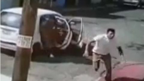 La mujer logra escapar de los criminales.