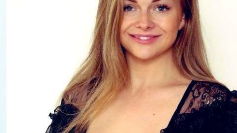 Harriet Osborne no pudo subirse a un vuelo porque las transparencias de su blusa ofendían a otros pasajeros.