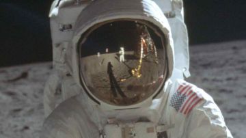 Fotografía de archivo del 20 de julio de 1969, donde se ve al astronauta Neil Armstrong reflejado en el casco de Buzz Aldrin en la superficie lunar.