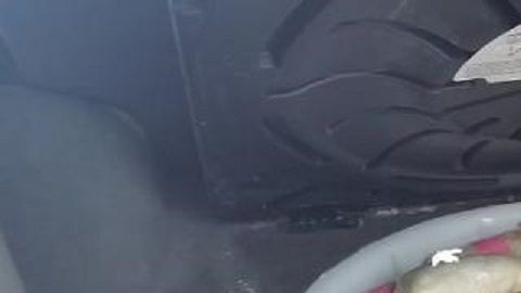 Los oficiales retiraron más de 90 paquetes del vehículo del joven de 19 años.