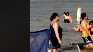 Poco les importó que el lugar estuviera lleno de niños.