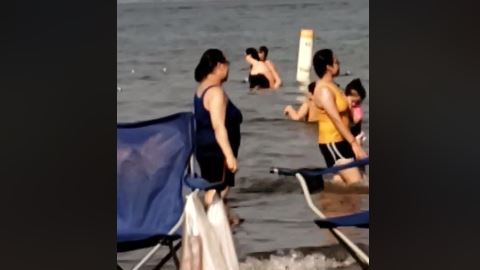 Poco les importó que el lugar estuviera lleno de niños.