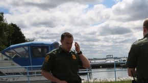 Los agentes descubrieron a 31 personas que estaban siendo transportadas en la parte trasera del remolque.