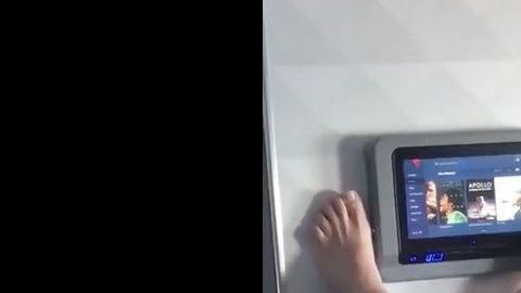 El pasajero disfrutando su vuelo.