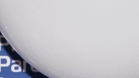 V. Gaglianone (izq.) de La Opinion, recibe el award de M. Roussell Newman (der.), de Planned Parenthood.