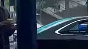 El momento en que golpean a la víctima.