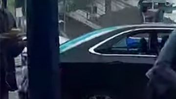 El momento en que golpean a la víctima.