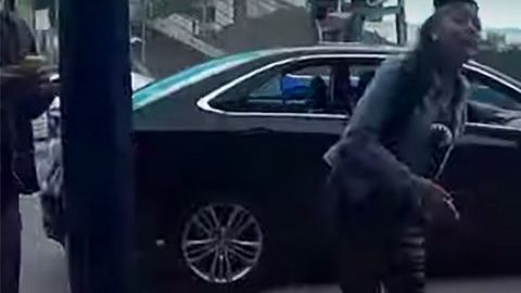 El momento en que golpean a la víctima.