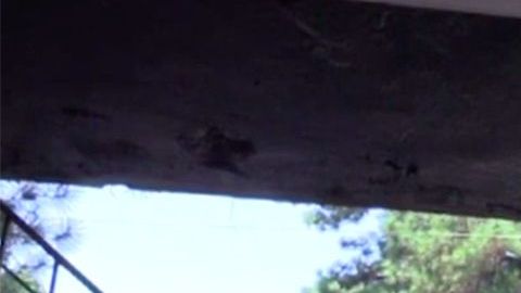 La puerta principal rota.