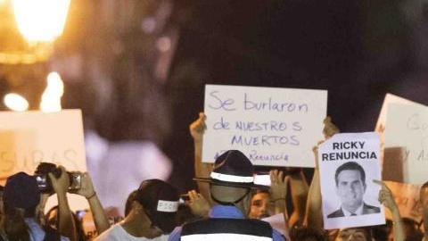 Los manifestantes protestan para exigir la renuncia del gobernador Ricardo Rosselló Nevares.