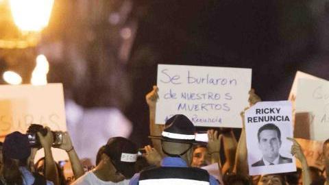 Los manifestantes protestan para exigir la renuncia del gobernador Ricardo Rosselló Nevares.