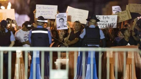 Los manifestantes protestan para exigir la renuncia del gobernador Ricardo Rosselló Nevares.