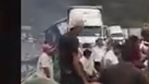 Saqueo de mercancía durante accidente.