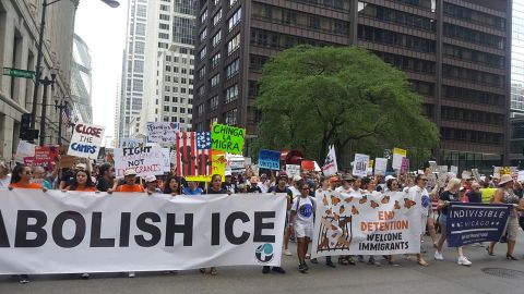 Miles de inmigrantes, activistas, funcionarios electos y varias organizaciones aliadas en la lucha pro inmigrante marcharon contra las redadas y deportaciones en Daley Plaza, en el centro de Chicago, el pasado sábado 13 de julio.