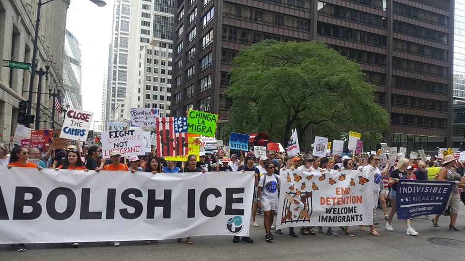Miles de inmigrantes, activistas, funcionarios electos y varias organizaciones aliadas en la lucha pro inmigrante marcharon contra las redadas y deportaciones en Daley Plaza, en el centro de Chicago, el pasado sábado 13 de julio. 