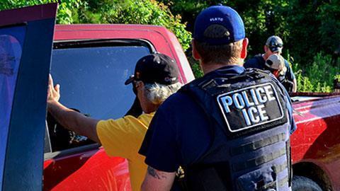 ICE puede buscarle en su casa, en el trabajo o en la calle.