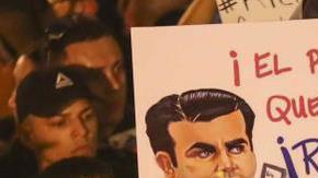 La petición de renuncia a Ricardo Rosselló Nevares se deben a las controversias que surgieron por la divulgación de un chat de Telegram y los arrestos federales por corrupción.