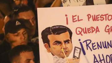 La petición de renuncia a Ricardo Rosselló Nevares se deben a las controversias que surgieron por la divulgación de un chat de Telegram y los arrestos federales por corrupción.