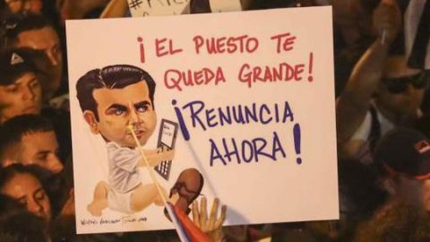 La petición de renuncia a Ricardo Rosselló Nevares se deben a las controversias que surgieron por la divulgación de un chat de Telegram y los arrestos federales por corrupción.