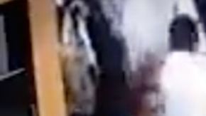 Los empleados se mostraron petrificados por el gran número de ladrones.