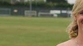 Sam Connor (izquierda) junto a su madre Christine y su hermano, James.