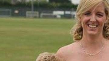 Sam Connor (izquierda) junto a su madre Christine y su hermano, James.