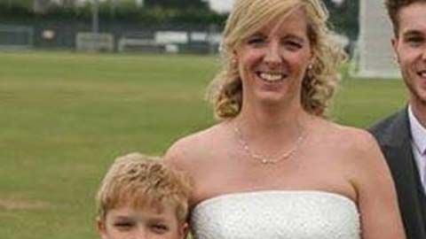 Sam Connor (izquierda) junto a su madre Christine y su hermano, James.