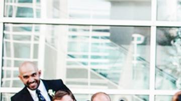 Esta mujer le arruinó la foto de boda.