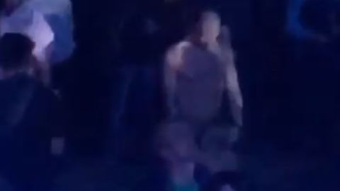 Muchos asistentes los miraban con sorpresa.