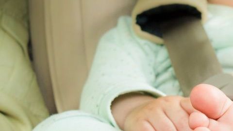 Un bebé nunca debe permanecer solo en el auto.