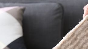 Este hombre recibe algo por limpiar la casa.