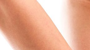 Es una planta rica en antioxidantes que ayudan a neutralizar los radicales libres, por lo que resulta muy útil en tratamientos rejuvenecedores.