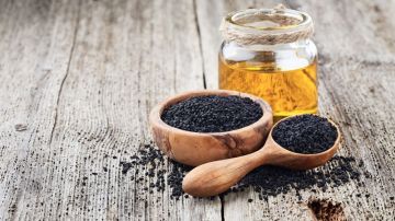 El aceite de semilla negra está hecho de comino negro.