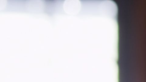 Separa un momento todos los días para dedicar toda tu atención a una conversación por teléfono o video chat con tu pareja.