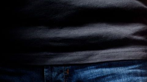 El hombre enfureció al ver a su mujer acompañada de otro.