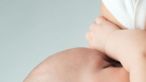 Amamantar al bebé es también una forma de crear un vínculo amoroso entre la madre y el pequeño.