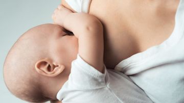 Amamantar al bebé es también una forma de crear un vínculo amoroso entre la madre y el pequeño.