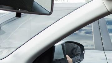 Cuando dejas bolsos o paquetes a la vista, corres el riesgo de que alguien rompa el vidrio y se lo lleve