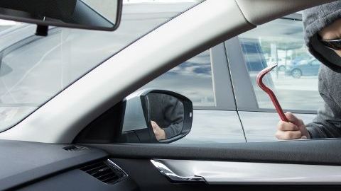 Cuando dejas bolsos o paquetes a la vista, corres el riesgo de que alguien rompa el vidrio y se lo lleve