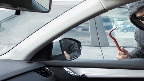 Cuando dejas bolsos o paquetes a la vista, corres el riesgo de que alguien rompa el vidrio y se lo lleve