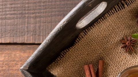 La canela permite que el cuerpo sintetice de una manera más eficaz la glucosa y además mejora los niveles de colesterol.