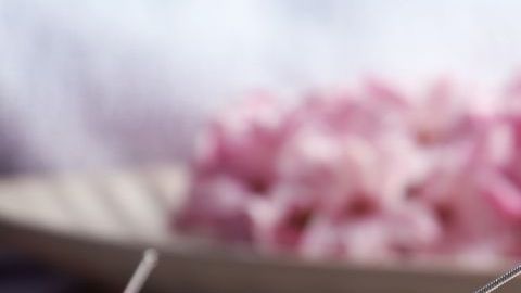 La aguja la encontró en uno de los cajones de su abuela.