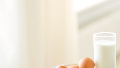 Para lograr una correcta captación del hierro en el torrente sanguíneo, es indispensable evitar el consumo de productos que perjudiquen su absorción como: alcohol, cerveza, café, chocolate y lácteos.