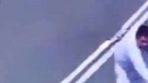 Los hechos quedaron grabados en una cámara de vigilancia.