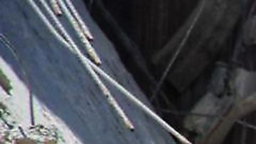 La menor no suelta a su pequeña hermana.