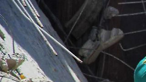 La menor no suelta a su pequeña hermana.