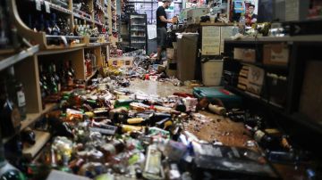 Un empleado trabaja en la caja registradora en Ridgecrest Market,luego de un terremoto de magnitud 7.1 que azotó el área, el 6 de julio de 2019 en Ridgecrest, California.