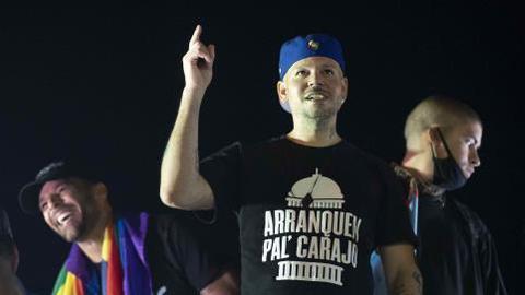 Ayer, miércoles, varios artistas de calibre internacional protestaron junto a miles de puertorriqueños por la salida del gobernador de Puerto Rico, Ricardo Rosselló.