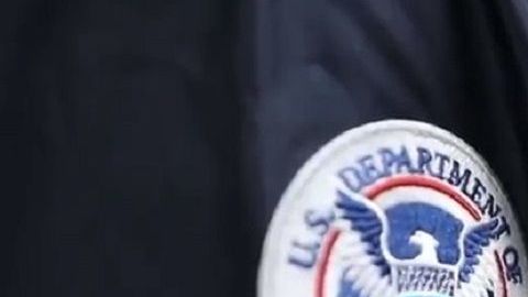 El presidente Trump afirma que indocumentados deben salir del país.