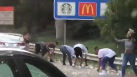 La policía estima que se cayeron a la carretera $175 mil dólares.